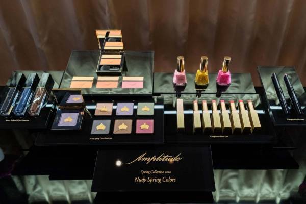 アンプリチュード“ヨーロッパの宮殿”着想の20年春コスメ、王冠モチーフ入り淡いアイカラーなど