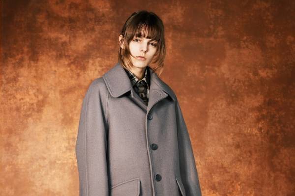 サイのウールカシミヤメルトンコートやカモフラロゴのニット、ニュウマン新宿限定ストアで