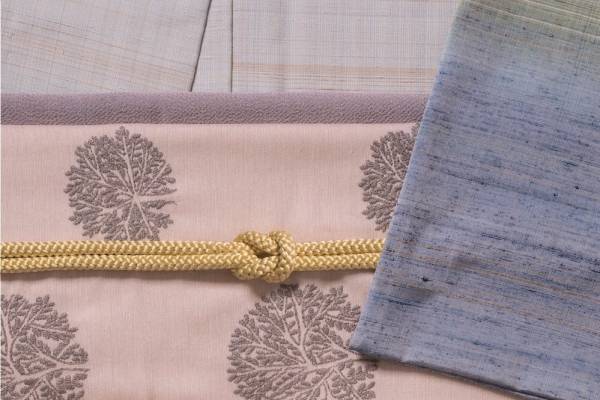 志村ふくみが源流のアトリエシムラ×ミナ ペルホネン“草木染め”の帯の展示販売、京都・東京にて