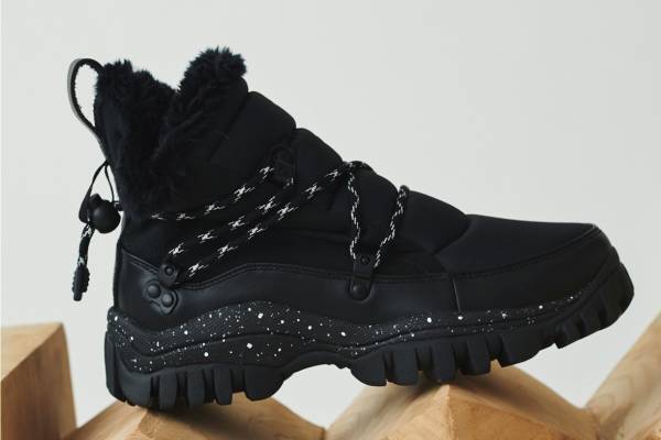 エミ×アシックスのコラボスニーカー、ショートブーツのようなファー付きミッドカット