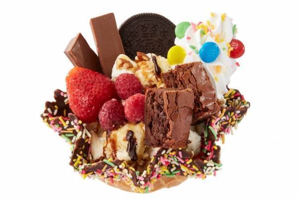 コールドストーン“超ボリューミー”なアイスクリームや1,400kcalシェイク、盛り沢山のトッピング