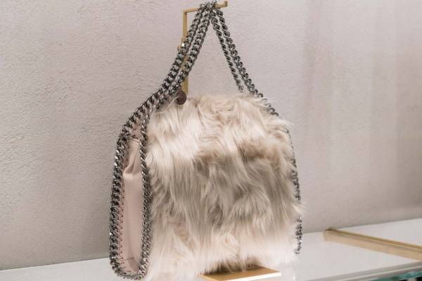 ステラ マッカートニーの人気バッグ「ファラベラ」ファー風素材の日本限定“フワフワ”デザイン