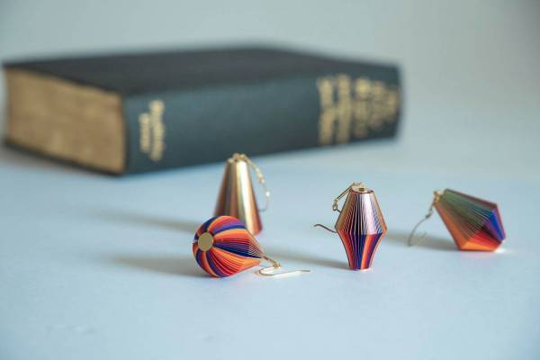 「紙と金のジュエリー イクエ」“製本技術”から生まれた新作ピアス、金箔縁取りの紙を重ねて