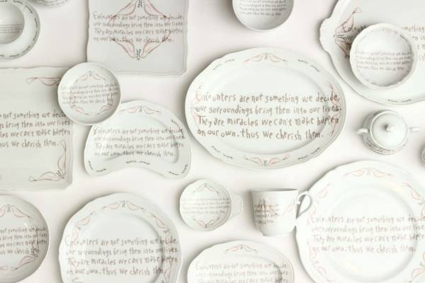 ミナ ペルホネン皆川明×リチャード ジノリの“手書きプリント”テーブルウェア、表参道で