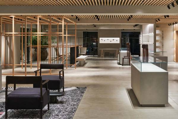 ロエベの新旗艦店「カサ ロエベ 東京」銀座並木通りに誕生、新作バッグやウェアをアート展示と楽しむ