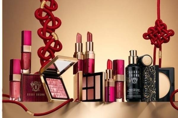 ボビイ ブラウン“黄金フラワー”の限定ファンデ＆フェイス パウダー、現品だらけ贅沢スキンケアコフレも