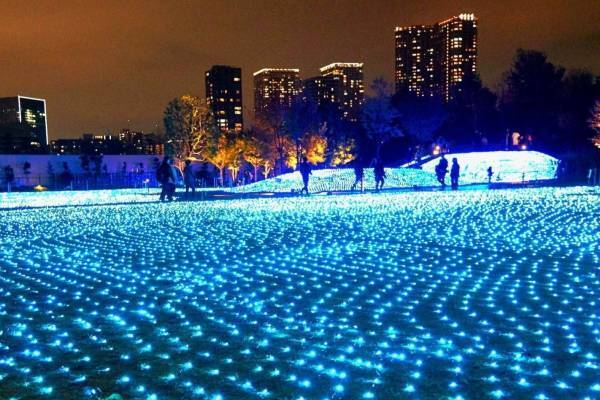 品川シーズンテラスのイルミネーション、青色に輝く芝生広場や“光の大階段”