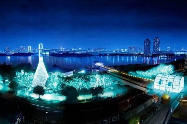 お台場イルミネーションが冬バージョンに、降り積もる“雪”のような白い光＆クリスマスツリー