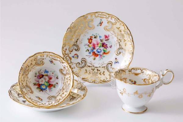 「アフタヌーンティーのよそほひ―英國紅茶物語」神戸ファッション美術館で、茶器＆ドレスなど約300点