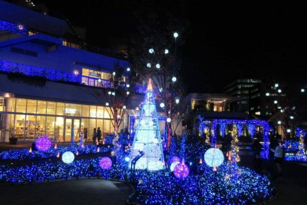 テラスモール湘南のイルミネーション“湘南の青い海と蒼い空”を約17万球の光で、噴水×音×光のショーも