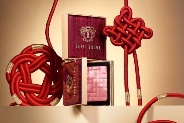 ボビイ ブラウン"宝石"の輝きを纏うリップ＆アイシャドウ、レッド×ゴールドの限定パッケージで