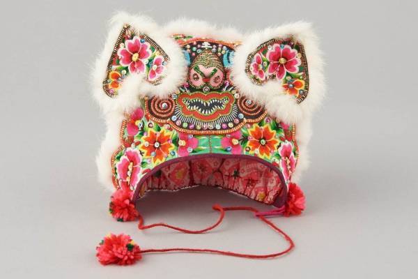 「世界のかわいい衣装」を集めた展覧会が大阪で、エストニアの靴や中国の帽子を国立民族学博物館から