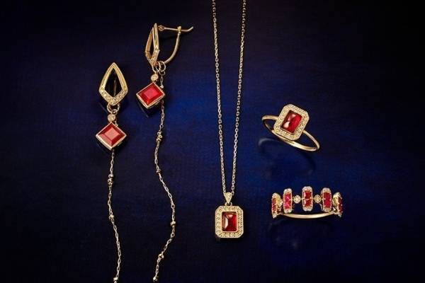 アガット“ルビー×ダイヤモンド”の新作ジュエリー、コントラスト際立つ2色が輝くピアスやネックレス