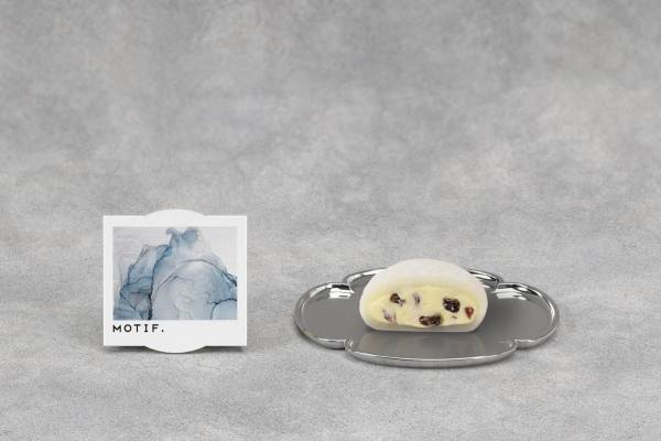 “食べるバター”カノーブルからバター和菓子登場、ふわふわ餅で包んだ濃厚ラムレーズンバター