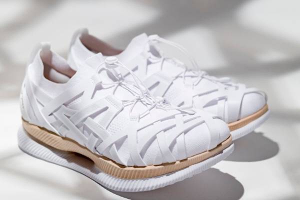アシックス×隈研吾のランニングシューズ、竹細工の伝統技法「やたら編み」にインスパイア