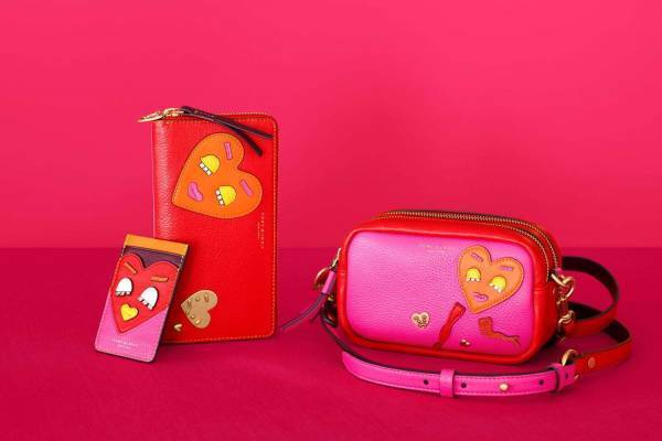 トリー バーチのクリスマスに向けたバッグ＆ウォレット、ハートのパッチワークや鮮やかカラーで