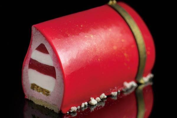 トランクホテルのクリスマスケーキ2019、“暖炉の炎”着想の苺ムースケーキなど