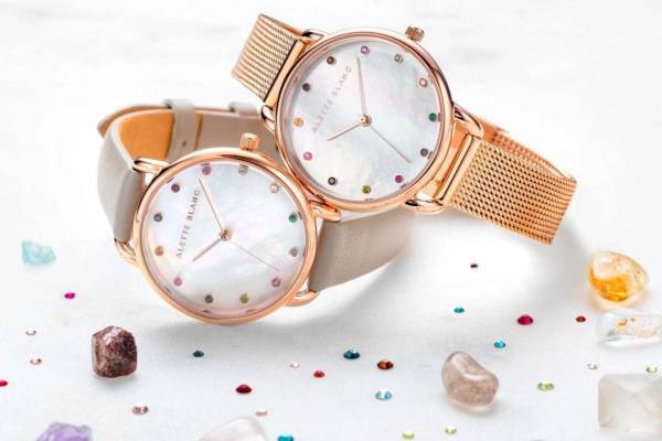 アレットブラン“誕生石”を飾った腕時計「バースストーン」がミニサイズに、煌めくルビーやサファイヤ