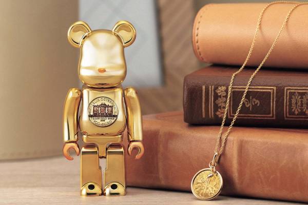 “ウィーンの楽器並ぶ金貨”モチーフのゴールドベアブリック、ギンザタナカより