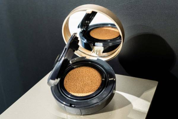 ローラ メルシエ“生っぽ”仕上がりの「フローレス ルミエール」新作クッションファンデーション