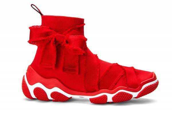 レッド ヴァレンティノ“真っ赤な”「グラムラン」スニーカー、バレエシューズのようにリボンを纏って