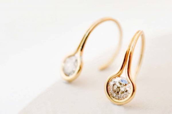 ジュエリーブランド・ヤヌカの新作“1本の線”で作るラウンド型ピアス＆リング、青山スパイラルで展示販売