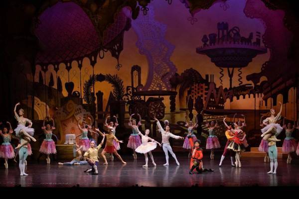 バレエ×プロジェクションマッピングによる“カラフル”な「くるみ割り人形」新宿で公演