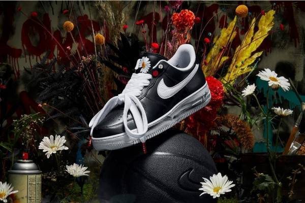 ナイキ×G-DRAGONコラボスニーカー - アートが“隠れる”アッパー、シュータンには花の刺繍