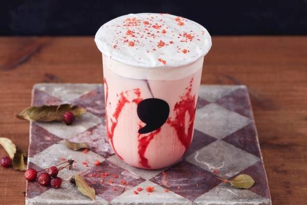 コンマティーのクリスマス限定“大人の苺ミルク” - ふわふわ濃厚フォーム×ストロベリーソース