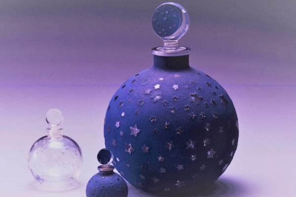 「モードとアートの香水瓶―ポワレ、スキャパレッリ、ディオール」ポーラ美術館にて、香水瓶約80点を紹介