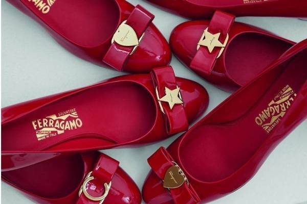 サルヴァトーレ フェラガモ「ヴァラ」シューズをカスタマイズ、リボンプレートを星やハートに