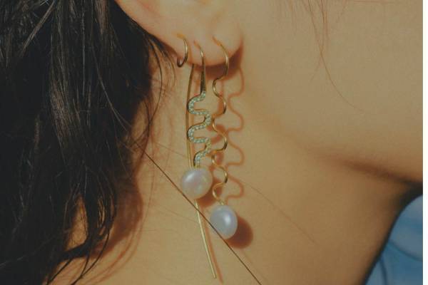 マリア ブラック“くるくる”光沢パールつきピアスとバングル