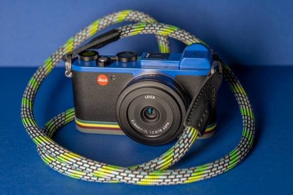 ポール・スミス×ライカ限定デジタルカメラ、アイコニックなストライプをアクセントに