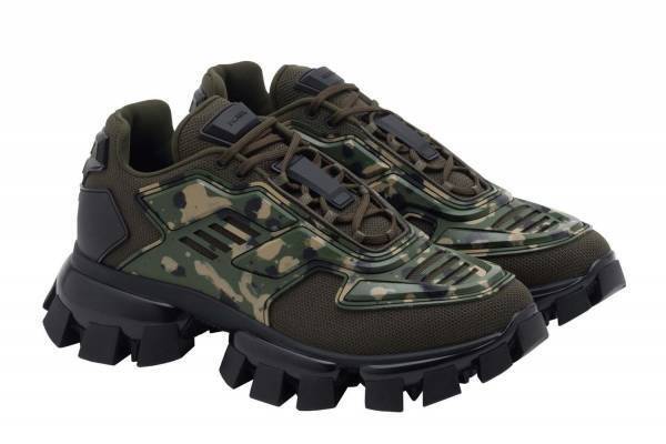 プラダの“カモフラージュプリント”ラバーソールブーツ＆ブルゾン、青山で限定発売