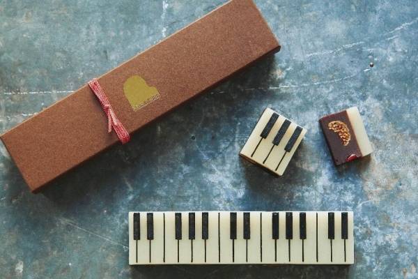 「ジャズ羊羹 ショコラ」白餡×チョコの濃厚なめらか“ピアノ”スイーツ、湯布院 ジャズとようかんで販売