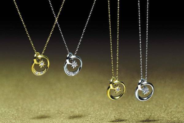 スタージュエリー“星空の先に広がる宇宙”イメージの限定ネックレス、連なるゴールドにダイヤモンド