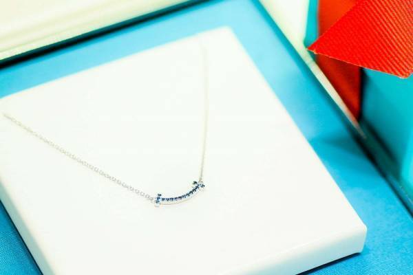 「ティファニー T スマイル マイクロ ペンダント」“ブルートパーズ”きらめくクリスマス限定仕様