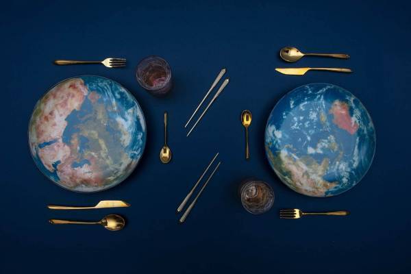 ディーゼルから“地球”モチーフのプレート＆輝くゴールドの“宇宙飛行士”型花瓶