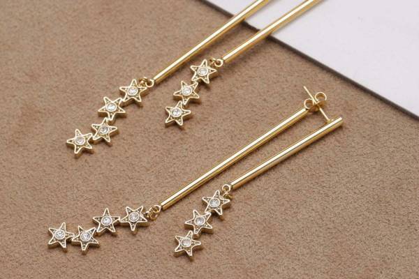 アデルビジュー“流れ星”モチーフのクリスマス限定ピアス、ナノ・ユニバース限定で