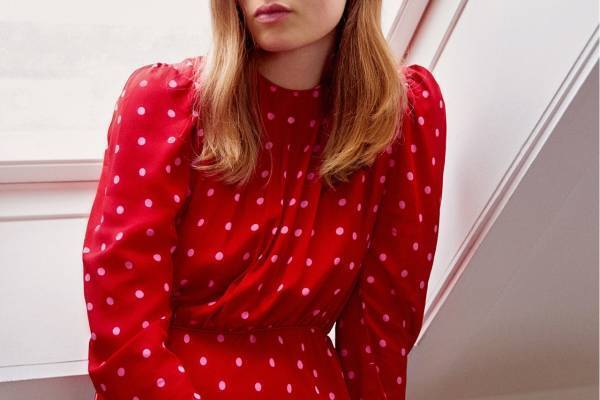 ヴァネッサブリューノの“デンマーク国旗”セーター＆シックなドット柄ワンピース