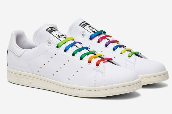 ステラ マッカートニー×アディダスのスニーカー「スタンスミス」レインボーの星が連なるアッパー