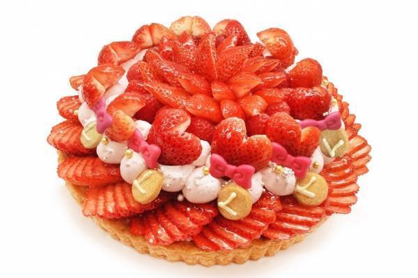 “リカちゃん”イメージのカフェコムサ限定ケーキ、ハートのいちご＆リボン型チョコを散りばめて