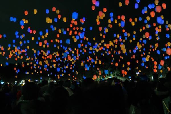 「空飛ぶクリスマスツリー ランタンナイト」大阪で、カラフルな2千個のLEDランタンが夜空に