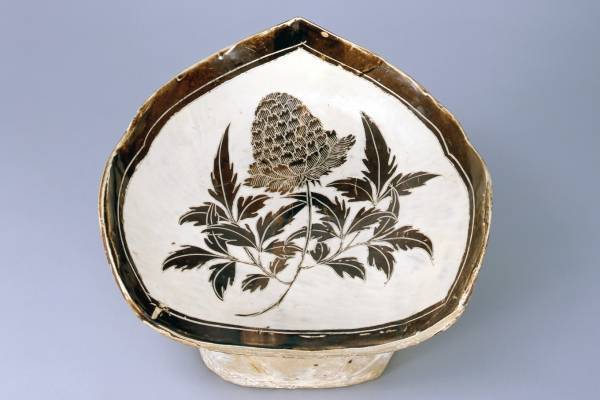 静嘉堂文庫美術館「磁州窯と宋のやきもの展」白黒のコントラスト＆緻密な装飾の陶器“磁州窯”を一挙紹介