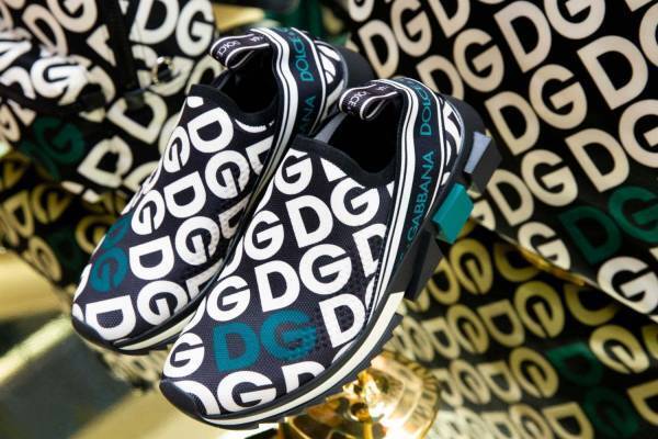 ドルチェ＆ガッバーナ“DG”ロゴのウェアやバッグ、銀座で先行販売 - スニーカーカスタマイズも
