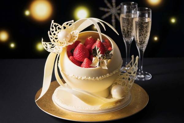 ブランド苺「さくらももいちご」主役の2万円クリスマスケーキ、大阪・ホテル阪急インターナショナルで