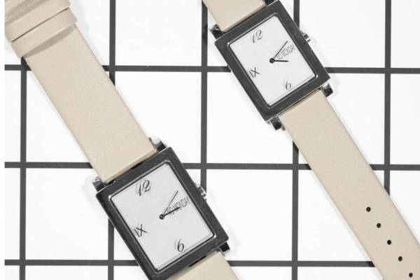 ノーマンデー人気スクエア型ウォッチがペア着用できる2サイズ展開に、遊び心あふれる文字盤