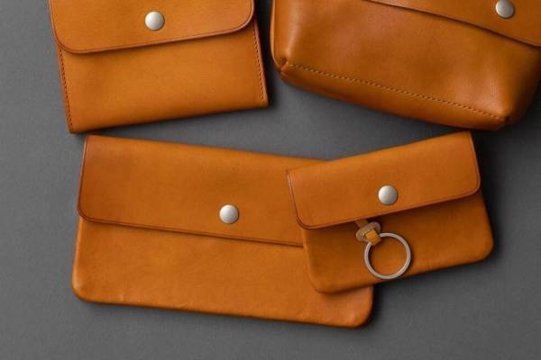 MHLクリスマス限定“使い込むほど艶が出る”レザー財布、ブランドロゴ入りスカーフや手袋も