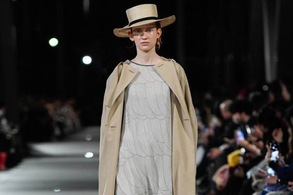 ミナ ペルホネン、ブランドの25年を辿るショーを開催 - “100年続く洋服作り”に掛ける想い