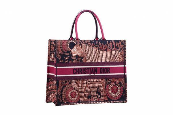 ディオールのクリスマス、“アニマル刺繍”「ブック トート」バッグやキリンモチーフのジュエリー